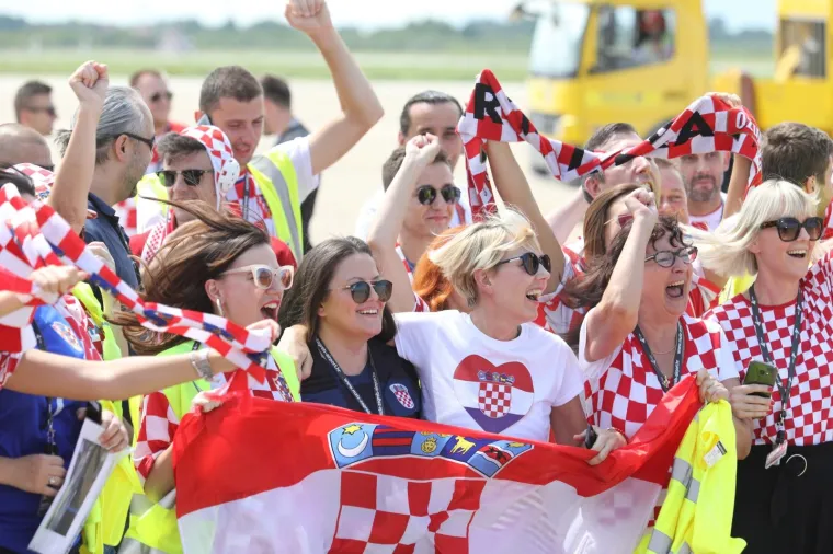 Navijači u Zračnoj luci dr. Franjo Tuđman s nestrpljenjem očekuju dolazak reprezentacije