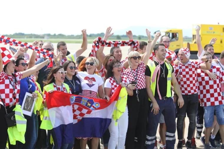 Navijači u Zračnoj luci dr. Franjo Tuđman s nestrpljenjem očekuju dolazak reprezentacije