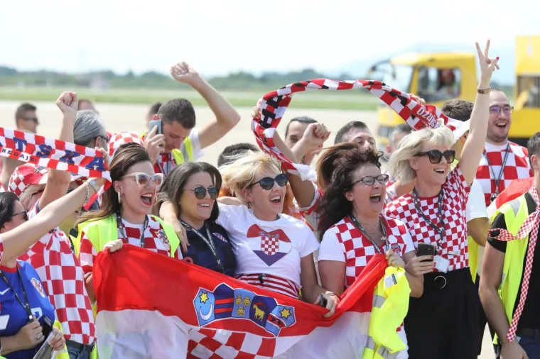 Navijači u Zračnoj luci dr. Franjo Tuđman s nestrpljenjem očekuju dolazak reprezentacije