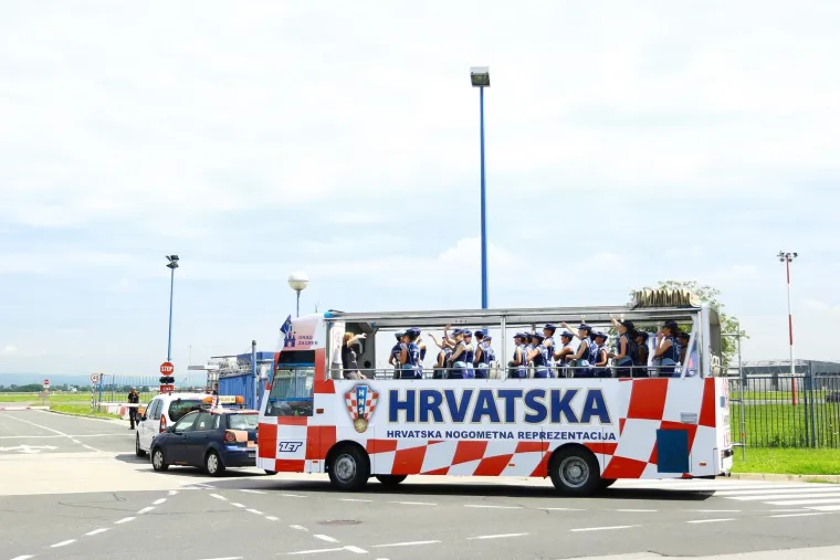 Autobus s mažoretkinjama dolazi u zračnu luku kako bi dočekao Vatrene
