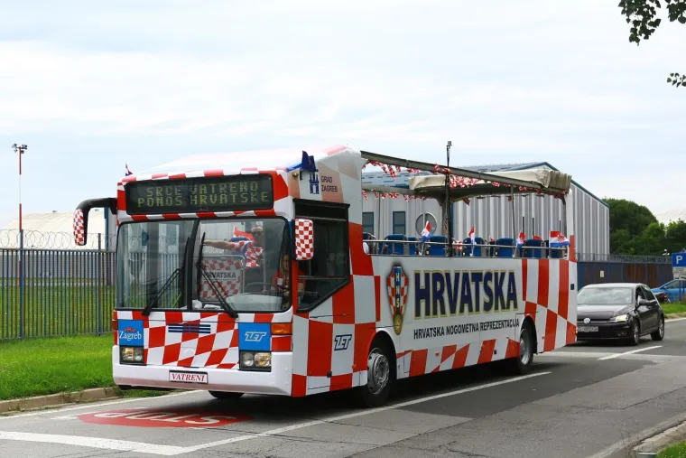 Autobus s mažoretkinjama dolazi u zračnu luku kako bi dočekao Vatrene