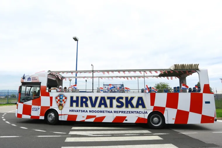 Autobus s mažoretkinjama dolazi u zračnu luku kako bi dočekao Vatrene