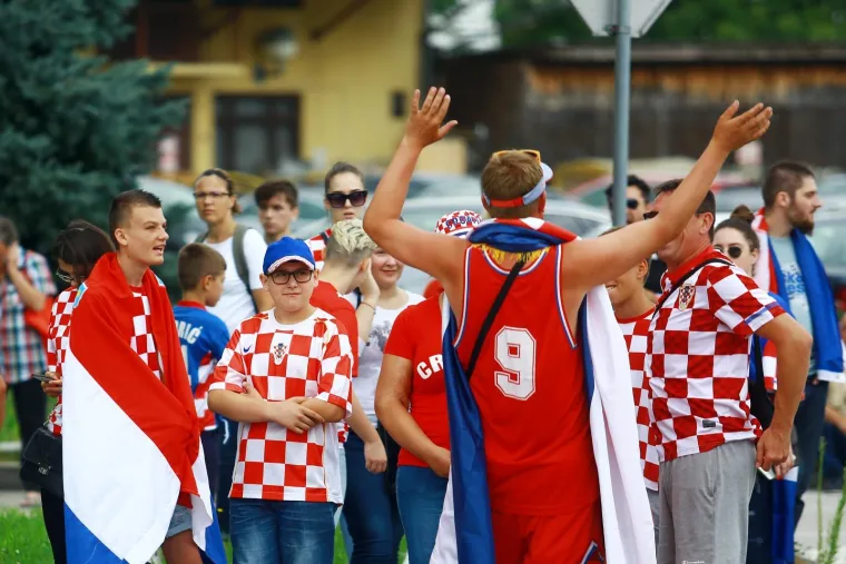 Okupljanje navijača ispred starog terminala međunarodne zračne luke