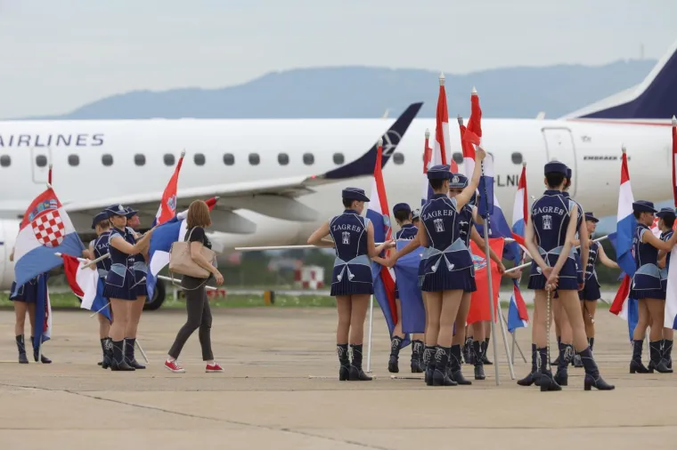 U zračnoj luci sve je spremno za slijetanje zrakoplova i srebrnih nogometa&scaron;a