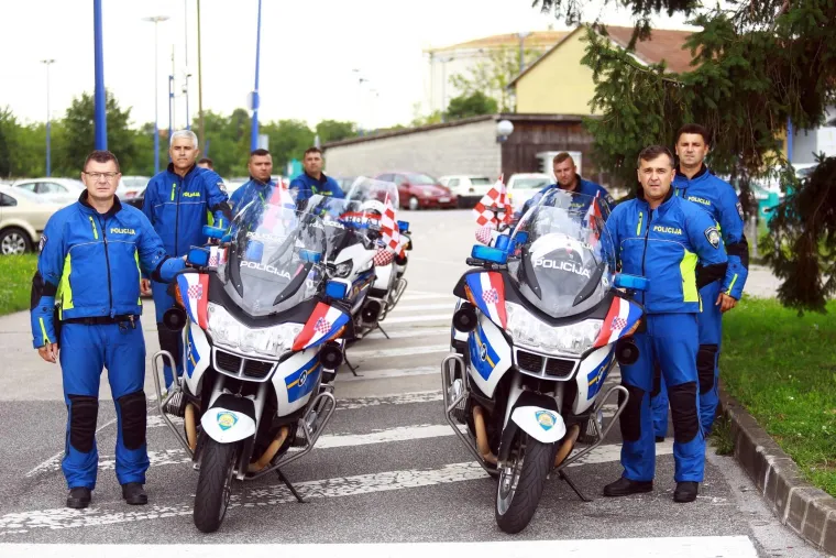 Okupljanje navijača ispred starog terminala međunarodne zračne luke