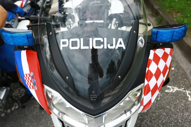 Okupljanje navijača ispred starog terminala međunarodne zračne luke