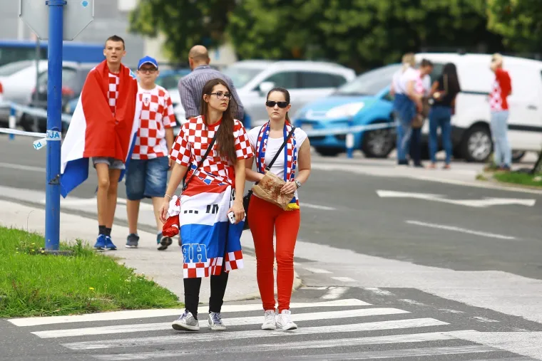 Okupljanje navijača ispred starog terminala međunarodne zračne luke