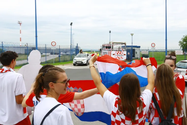 Okupljanje navijača ispred starog terminala međunarodne zračne luke