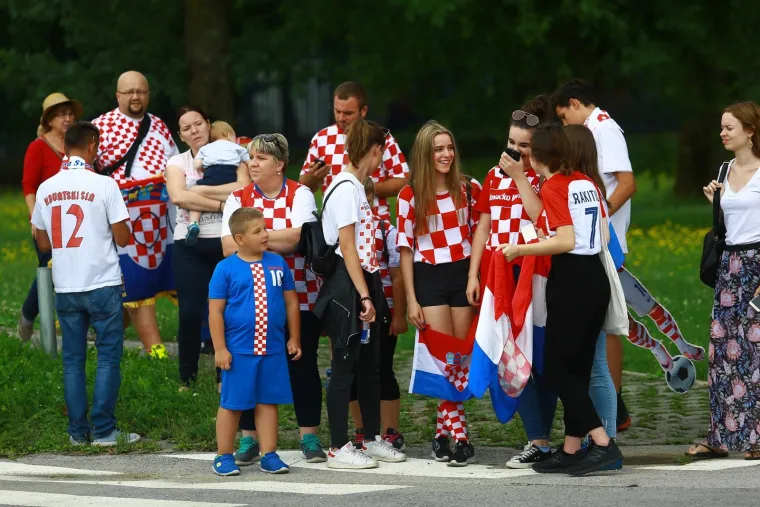 Okupljanje navijača ispred starog terminala međunarodne zračne luke