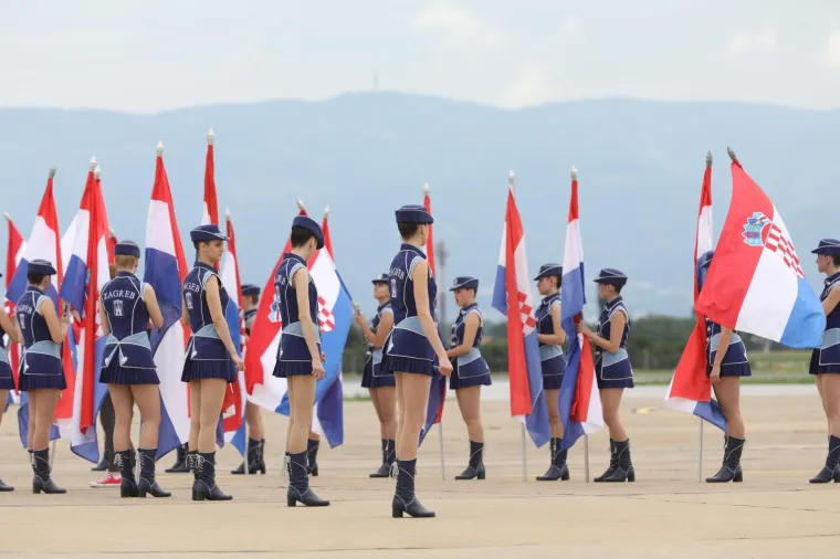 U zračnoj luci sve je spremno za slijetanje zrakoplova i srebrnih nogometa&scaron;a