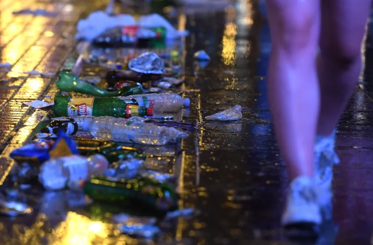 TUŽNI PRIZORI NAKON DOČEKA VATRENIH: Navijači na zagrebačkim ulicama za sobom ostavili hrpe smeća