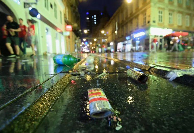 TUŽNI PRIZORI NAKON DOČEKA VATRENIH: Navijači na zagrebačkim ulicama za sobom ostavili hrpe smeća
