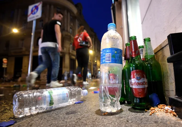 TUŽNI PRIZORI NAKON DOČEKA VATRENIH: Navijači na zagrebačkim ulicama za sobom ostavili hrpe smeća