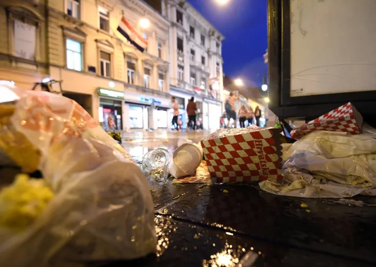 TUŽNI PRIZORI NAKON DOČEKA VATRENIH: Navijači na zagrebačkim ulicama za sobom ostavili hrpe smeća