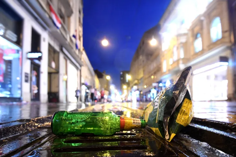 TUŽNI PRIZORI NAKON DOČEKA VATRENIH: Navijači na zagrebačkim ulicama za sobom ostavili hrpe smeća