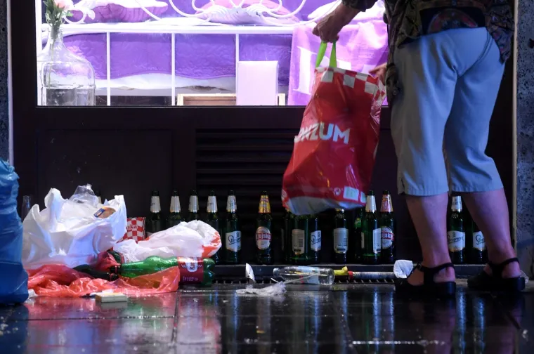 TUŽNI PRIZORI NAKON DOČEKA VATRENIH: Navijači na zagrebačkim ulicama za sobom ostavili hrpe smeća