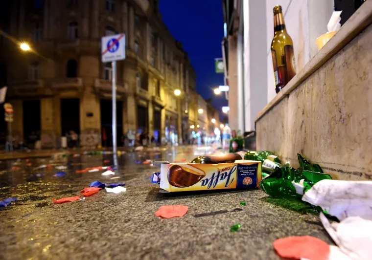 TUŽNI PRIZORI NAKON DOČEKA VATRENIH: Navijači na zagrebačkim ulicama za sobom ostavili hrpe smeća