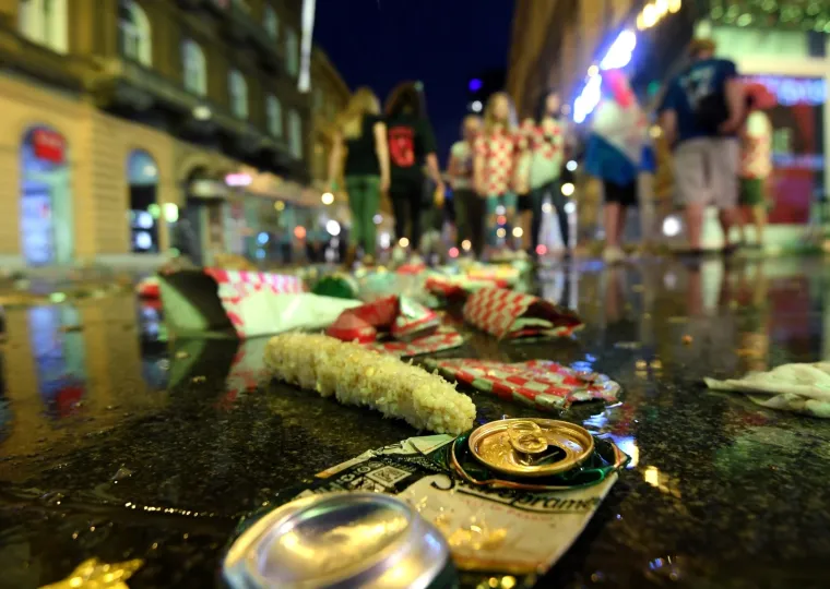 TUŽNI PRIZORI NAKON DOČEKA VATRENIH: Navijači na zagrebačkim ulicama za sobom ostavili hrpe smeća
