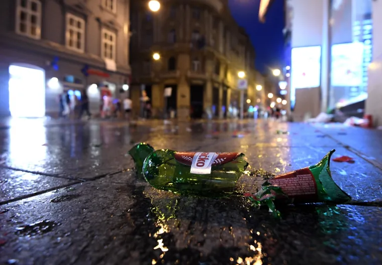 TUŽNI PRIZORI NAKON DOČEKA VATRENIH: Navijači na zagrebačkim ulicama za sobom ostavili hrpe smeća