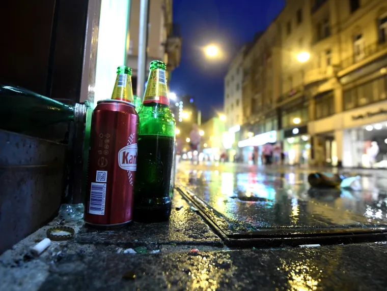 TUŽNI PRIZORI NAKON DOČEKA VATRENIH: Navijači na zagrebačkim ulicama za sobom ostavili hrpe smeća