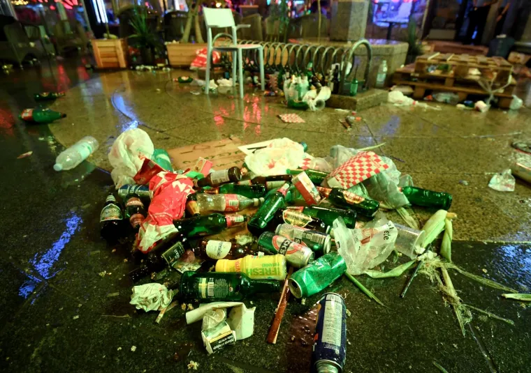 TUŽNI PRIZORI NAKON DOČEKA VATRENIH: Navijači na zagrebačkim ulicama za sobom ostavili hrpe smeća