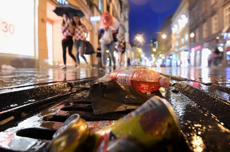 TUŽNI PRIZORI NAKON DOČEKA VATRENIH: Navijači na zagrebačkim ulicama za sobom ostavili hrpe smeća