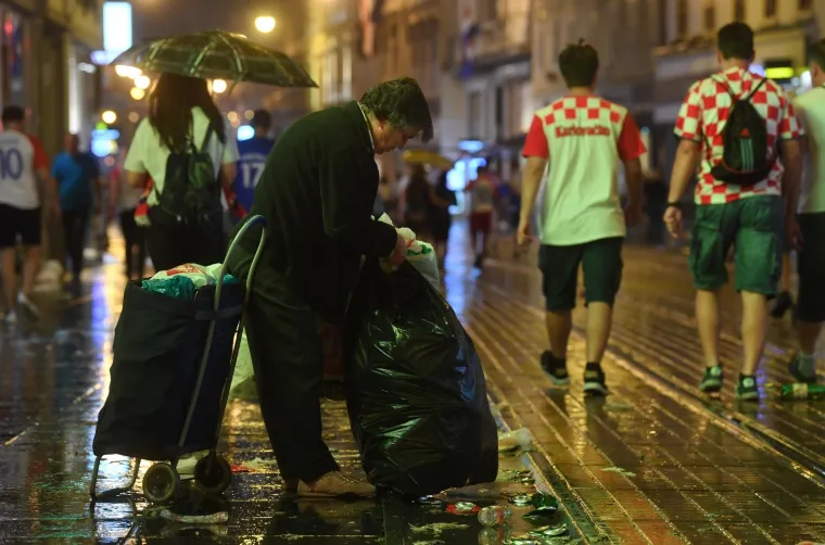 TUŽNI PRIZORI NAKON DOČEKA VATRENIH: Navijači na zagrebačkim ulicama za sobom ostavili hrpe smeća