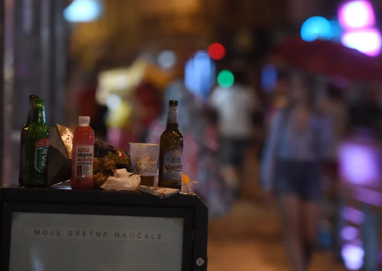 TUŽNI PRIZORI NAKON DOČEKA VATRENIH: Navijači na zagrebačkim ulicama za sobom ostavili hrpe smeća