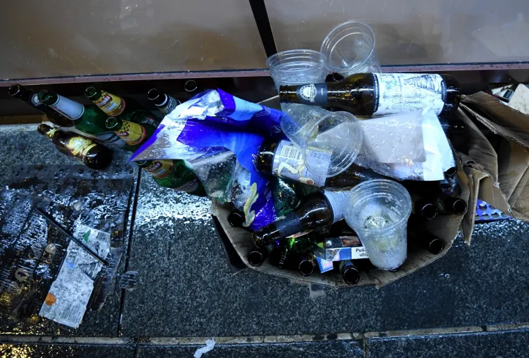 TUŽNI PRIZORI NAKON DOČEKA VATRENIH: Navijači na zagrebačkim ulicama za sobom ostavili hrpe smeća