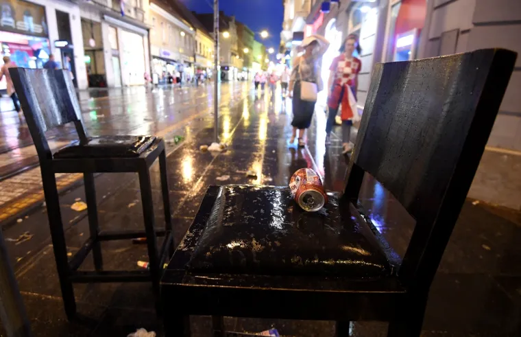 TUŽNI PRIZORI NAKON DOČEKA VATRENIH: Navijači na zagrebačkim ulicama za sobom ostavili hrpe smeća