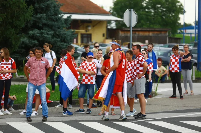 Navijači već čekaju Vatrene pred zračnom lukom; čekaju ih i mažoretkinje, a čak su i kontrolni toranj i policijski motocikli okićeni kockicama
Photo: Borna Filic/PIXSELL