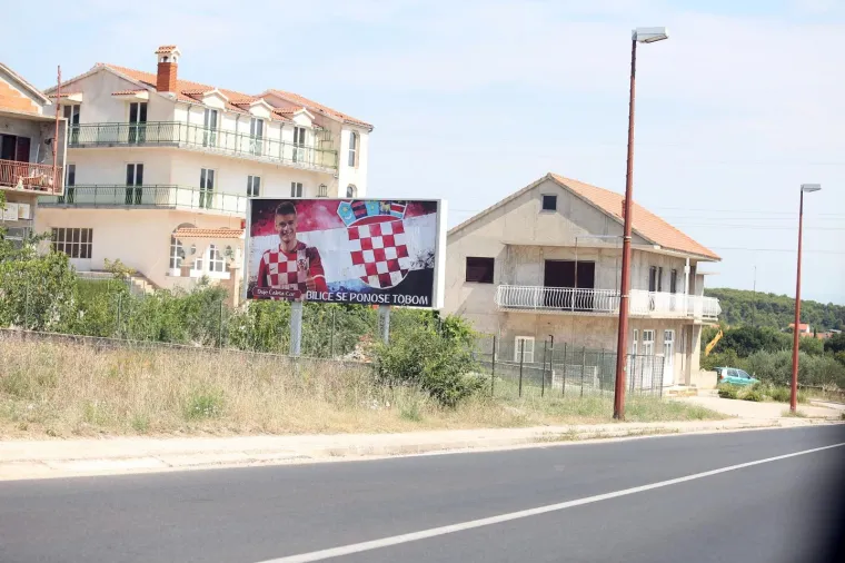 BILICE SE DIRLJIVIM PLAKATOM ZAHVALILE VATRENIMA: Naravno, na jednog igrača su posebno ponosni