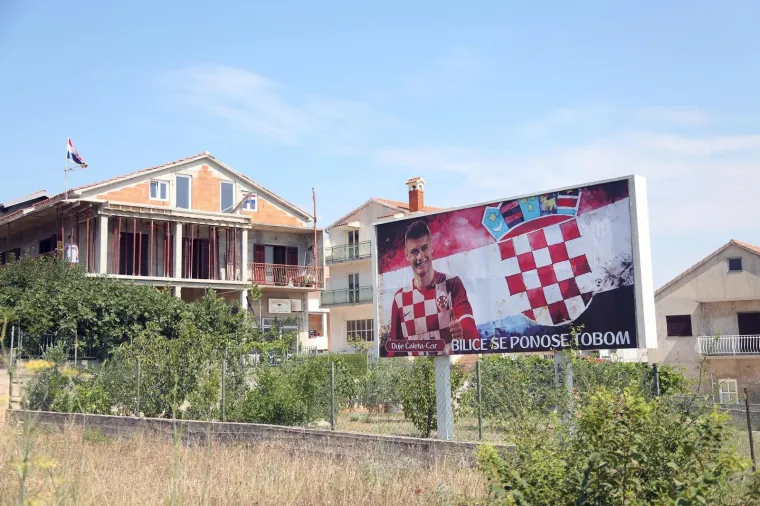 BILICE SE DIRLJIVIM PLAKATOM ZAHVALILE VATRENIMA: Naravno, na jednog igrača su posebno ponosni