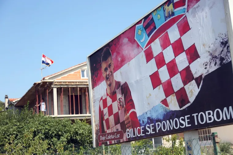 BILICE SE DIRLJIVIM PLAKATOM ZAHVALILE VATRENIMA: Naravno, na jednog igrača su posebno ponosni