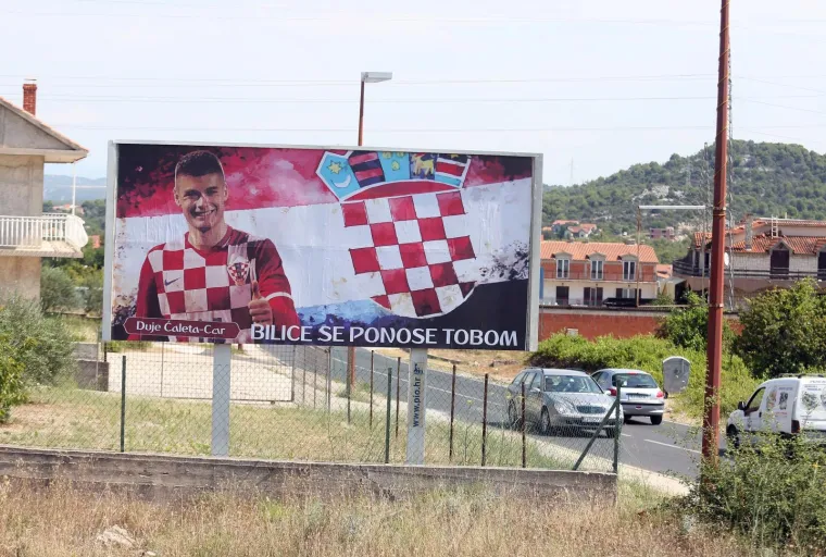 BILICE SE DIRLJIVIM PLAKATOM ZAHVALILE VATRENIMA: Naravno, na jednog igrača su posebno ponosni