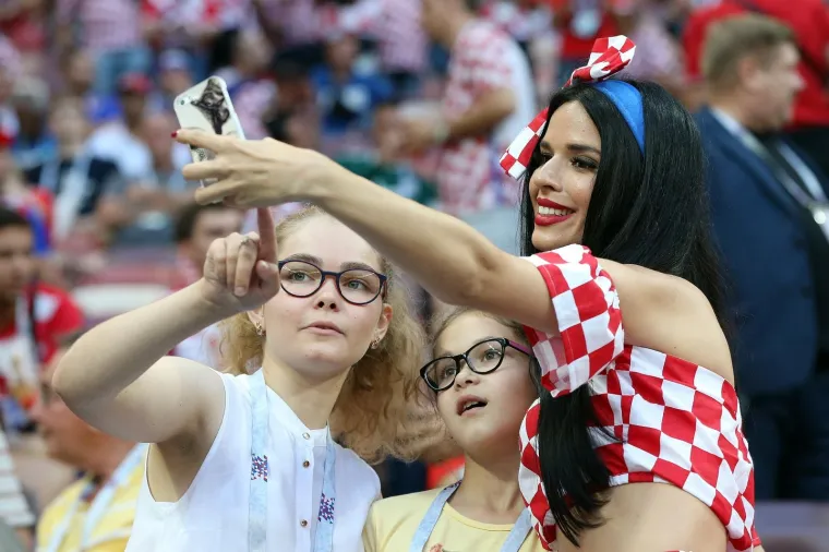 VATRENA LJEPOTICA S TRIBINA: Trbu&scaron;na plesačica koja je uljep&scaron;ala svaku utakmicu hrvatske reprezentacije