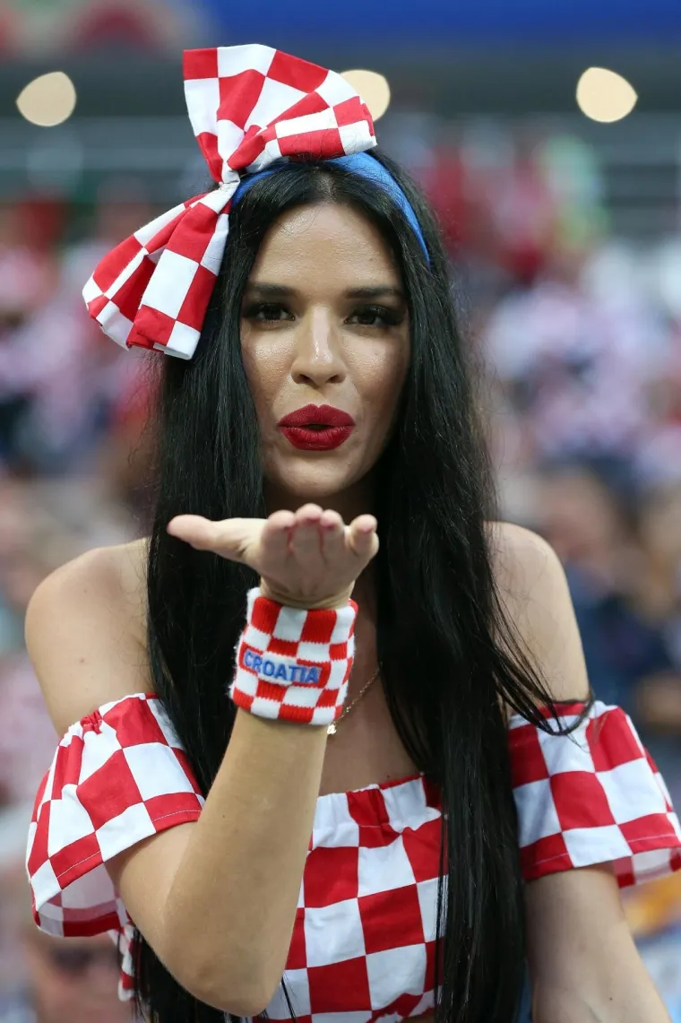 VATRENA LJEPOTICA S TRIBINA: Trbu&scaron;na plesačica koja je uljep&scaron;ala svaku utakmicu hrvatske reprezentacije