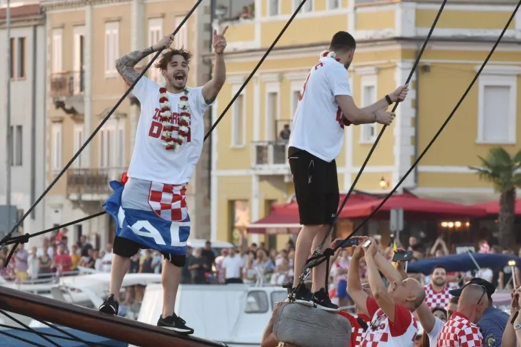 FE&Scaron;TA ZA PAMĆENJE U DALMACIJI: Evo kako su tisuće navijača dočekale 'zadarsku dicu'