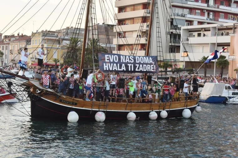 FE&Scaron;TA ZA PAMĆENJE U DALMACIJI: Evo kako su tisuće navijača dočekale 'zadarsku dicu'