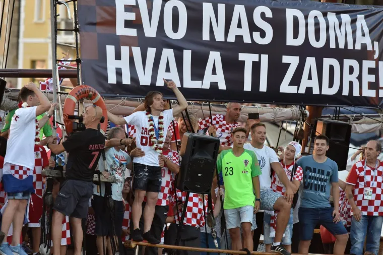 FE&Scaron;TA ZA PAMĆENJE U DALMACIJI: Evo kako su tisuće navijača dočekale 'zadarsku dicu'