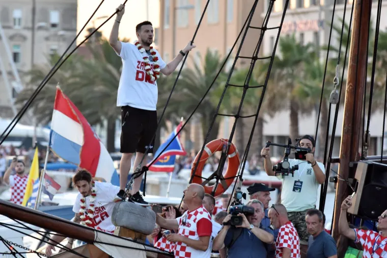 FE&Scaron;TA ZA PAMĆENJE U DALMACIJI: Evo kako su tisuće navijača dočekale 'zadarsku dicu'