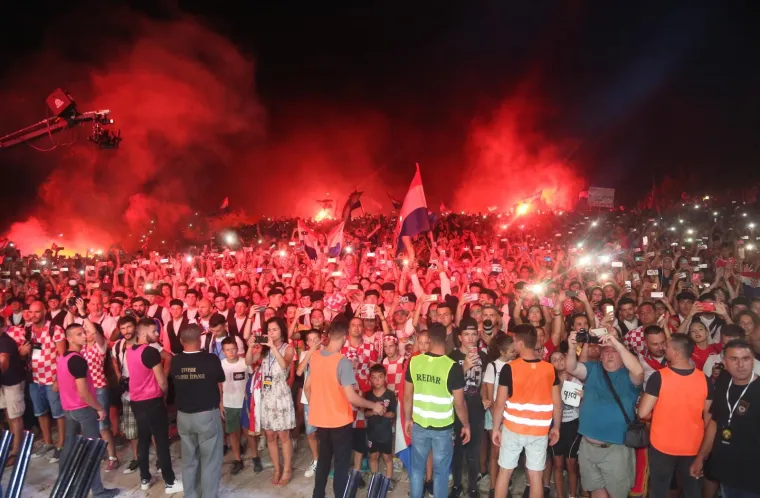 Doček s kopna, mora i iz zraka u utorak navečer priredili su Zadrani svojoj &bdquo;zadarskoj dici&ldquo;, Vatrenima Luki Modriću, kapetanu hrvatske nogometne reprezentacije i najboljem igraču Svjetskog nogometnog prvenstva,  &Scaron;imi Vrsaljku, Danijelu Suba&scaron;iću i Dominiku Livakoviću.