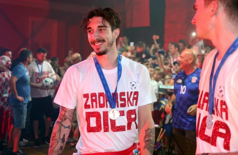 U Zadarskom kanalu,  jedrenjaku se pridružilo  gotovo stotinjak brodica sa susjednih otoka i &scaron;irega zadarskog područja prateći ga pjesmom &bdquo;Malo nas je, al' nas ima.