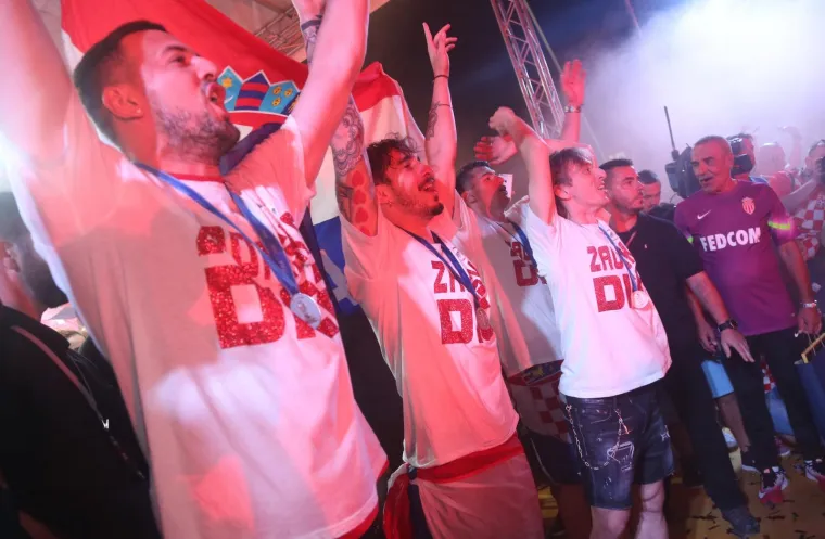 U trenutku preleta četiri Kiowa helikoptera HV-a  izbad Foruma i Rive, oko 21,10 sati Vatreni su se iskrcali na gatu gdje ih je dočekala Tovareća mužika iz Sali na Dugom otoku.  Bila je to slika za pamćenje ne samo za Zadrane, nego i za tisuće turista koji nisu propustili doček &bdquo;zadarske dice&ldquo;.