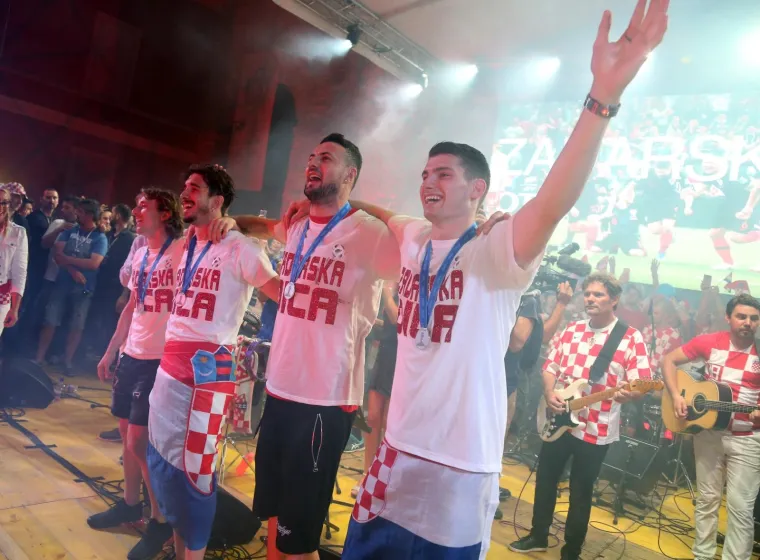 Uz pjesmu &bdquo;Mi smo Zadrani, Zadar je na&scaron;&ldquo;, četvorica Vatrenih iza&scaron;la su na pozornicu oko 21,30 sati ispucavajući u publiku nogometne lopte s autogramima. Najveći pljesak i skandiranje dobio je Luka Modrić, koji je kazao kako nema riječi kojima bi to opisao.