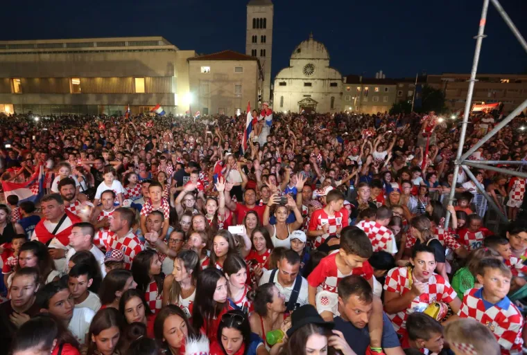 Posebno emotivan trenutak bio je kada su okupljeni počeli skandirati ime Hrvoja Ćustića, prerano umrlog nogometa&scaron;a, čiji lik na majici Danijel Suba&scaron;ić nosi ispod dresa na svakoj utakmici.