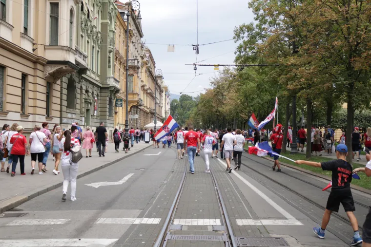 Prilikom ulaska zrakoplova Croatia Airlinesa u hrvatski zračni prostor, dobrodošlicu su Vatrenima prvi poželjeli piloti MIG-ova, a zahvalu na iskazanom zajedništvu uputila im je i Hrvatska kontrola zračne plovidbe. Svoj doprinos slavlju u središtu Zagreba svojim je preletom dala i akrobatska skupina "Krila Oluje".