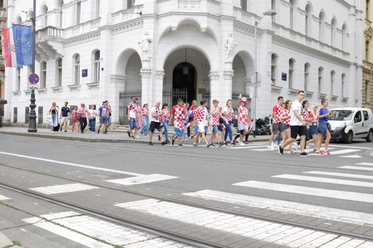 POGLEDAJTE KAKO JE IZGLEDAO SPEKTAKULARAN DOČEK VATRENIH NA TRGU: Oko pola milijuna građana slavilo je povijesni uspjeh