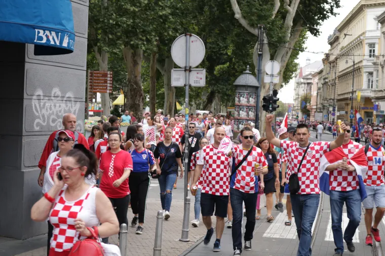 Navijači u dresovima na kockice hodaju od zagrebačkog Zrinjevca prema glavnom gradskom trgu.