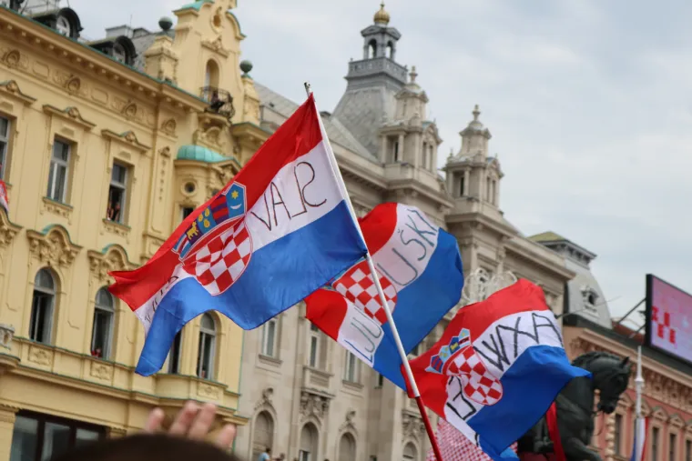 Glavnim zagrebačkim trgom vijorile su se hrvatske zastave.